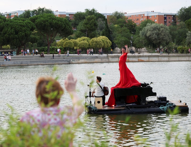 Pianis asal Prancis Violette Prevost menghibur ratusan warga di danau Pradolongo, Usera, Madrid, Spanyol. Pianis asal Prancis Violette Prevost menghibur ratusan warga di danau Pradolongo, Usera, Madrid, Spanyol. (REUTERS/Isabel Infantes)