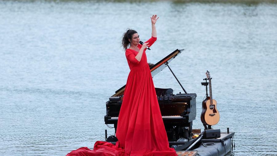 Pianis asal Prancis Violette Prevost menghibur ratusan warga di danau Pradolongo, Usera, Madrid, Spanyol. (REUTERS/Isabel Infantes)