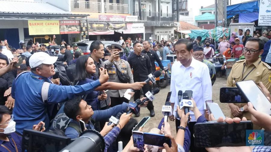 Presiden Joko Widodo (Jokowi) meninjau Pasar Parungpung, Gunung Sindur, Bogor. (CNBC Indonesia/Emir Yanwardhana)