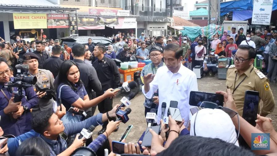 Presiden Joko Widodo (Jokowi) meninjau Pasar Parungpung, Gunung Sindur, Bogor. (CNBC Indonesia/Emir Yanwardhana)