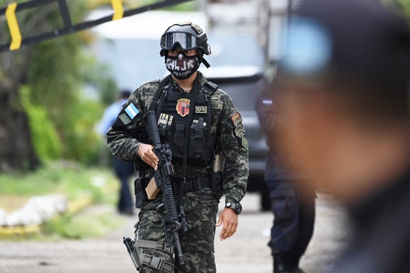 Penjaga penjara menjaga narapidana di penjara Pusat Wanita untuk Adaptasi Sosial (CEFAS) setelah kebakaran menyusul perkelahian antar narapidana di Tamara, sekitar 25 km dari Tegucigalpa, Honduras pada 20 Juni 2023. Penjaga penjara menjaga narapidana di penjara Pusat Wanita untuk Adaptasi Sosial (CEFAS) setelah kebakaran menyusul perkelahian antar narapidana di Tamara, sekitar 25 km dari Tegucigalpa, Honduras pada 20 Juni 2023. Bentrokan antara geng saingan di penjara wanita di Honduras tersisa di Sedikitnya 41 orang tewas pada Selasa, kata polisi kepada AFP. Kekerasan itu terjadi di sebuah penjara sekitar 25 kilometer (sekitar 15 mil) utara ibu kota Tegucigalpa, menurut juru bicara polisi Edgardo Barahona, yang menyebut jumlah