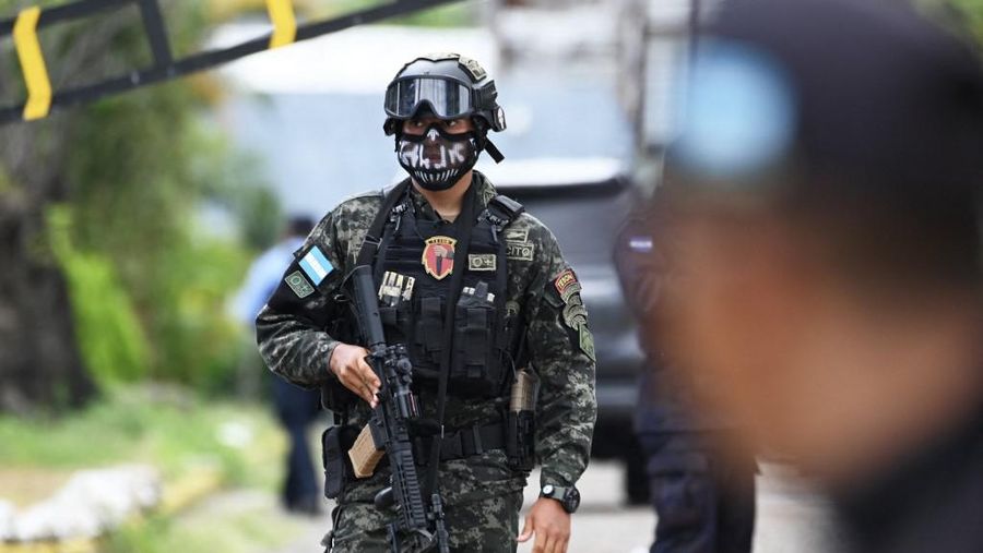 Penjaga penjara menjaga narapidana di penjara Pusat Wanita untuk Adaptasi Sosial (CEFAS) setelah kebakaran menyusul perkelahian antar narapidana di Tamara, sekitar 25 km dari Tegucigalpa, Honduras pada 20 Juni 2023. Bentrokan antara geng saingan di penjara wanita di Honduras tersisa di Sedikitnya 41 orang tewas pada Selasa, kata polisi kepada AFP. Kekerasan itu terjadi di sebuah penjara sekitar 25 kilometer (sekitar 15 mil) utara ibu kota Tegucigalpa, menurut juru bicara polisi Edgardo Barahona, yang menyebut jumlah 