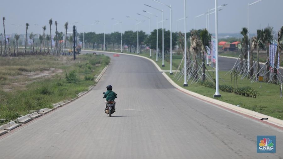 Suasana pembangunan properti di kawasan Pantai Indah Kapuk (PIK 2), Tangerang, Banten, Rabu (21/6/2023). (CNBC Indonesia/Tri Susilo)
