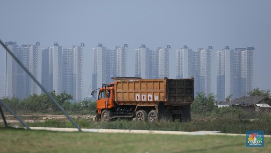 Suasana pembangunan properti di kawasan Pantai Indah Kapuk (PIK 2), Tangerang, Banten, Rabu (21/6/2023). (CNBC Indonesia/Tri Susilo)
