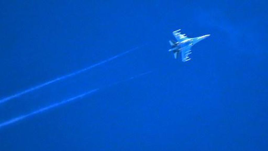 A Russian Sukhoi Su-27 plane flies over Binnish during pro-regime forces air strikes on rebel-held areas surrounding the regime-controlled town of Saraqeb, in the northwestern Idlib province on March 4, 2020. (Photo by Muhammad HAJ KADOUR / AFP)