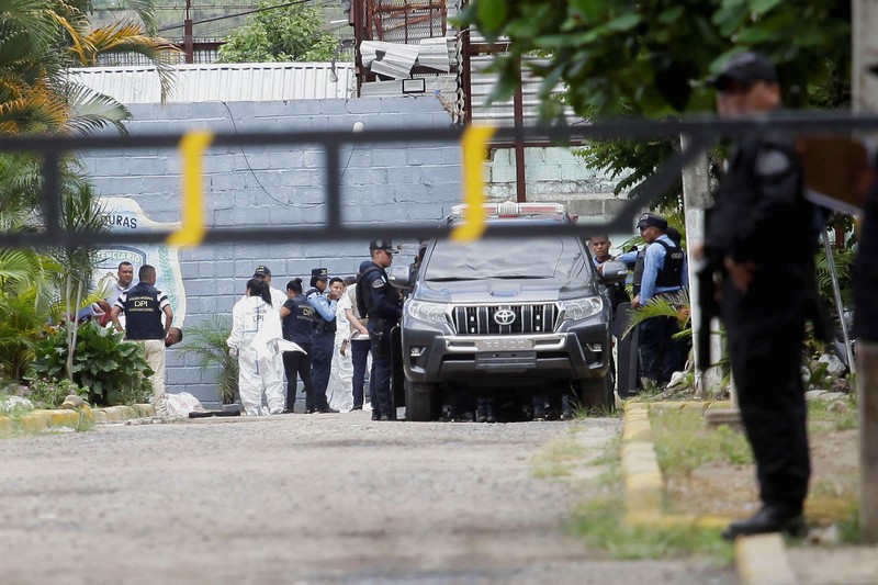 Penjaga penjara menjaga narapidana di penjara Pusat Wanita untuk Adaptasi Sosial (CEFAS) setelah kebakaran menyusul perkelahian antar narapidana di Tamara, sekitar 25 km dari Tegucigalpa, Honduras pada 20 Juni 2023. Bentrokan antara geng saingan di penjara wanita di Honduras tersisa di Sedikitnya 41 orang tewas pada Selasa, kata polisi kepada AFP. Kekerasan itu terjadi di sebuah penjara sekitar 25 kilometer (sekitar 15 mil) utara ibu kota Tegucigalpa, menurut juru bicara polisi Edgardo Barahona, yang menyebut jumlah 