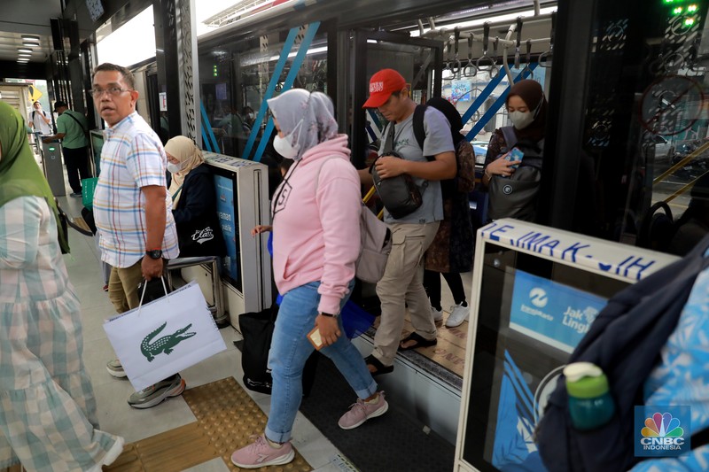 Transportasi umum dari TransJakarta MRT hingga LRT turun menjadi Rp1 pada 22 Juni 2023. Transportasi umum dari TransJakarta MRT hingga LRT turun menjadi Rp1 pada 22 Juni 2023. (CNBC Indonesia/Muhammad Sabki)