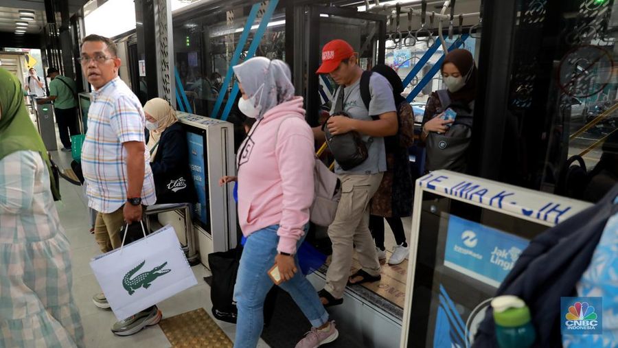 Transportasi umum dari TransJakarta MRT hingga LRT turun menjadi Rp1 pada 22 Juni 2023. (CNBC Indonesia/Muhammad Sabki)