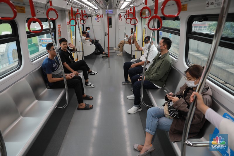 Transportasi umum dari TransJakarta MRT hingga LRT turun menjadi Rp1 pada 22 Juni 2023. Transportasi umum dari TransJakarta MRT hingga LRT turun menjadi Rp1 pada 22 Juni 2023. (CNBC Indonesia/Muhammad Sabki)