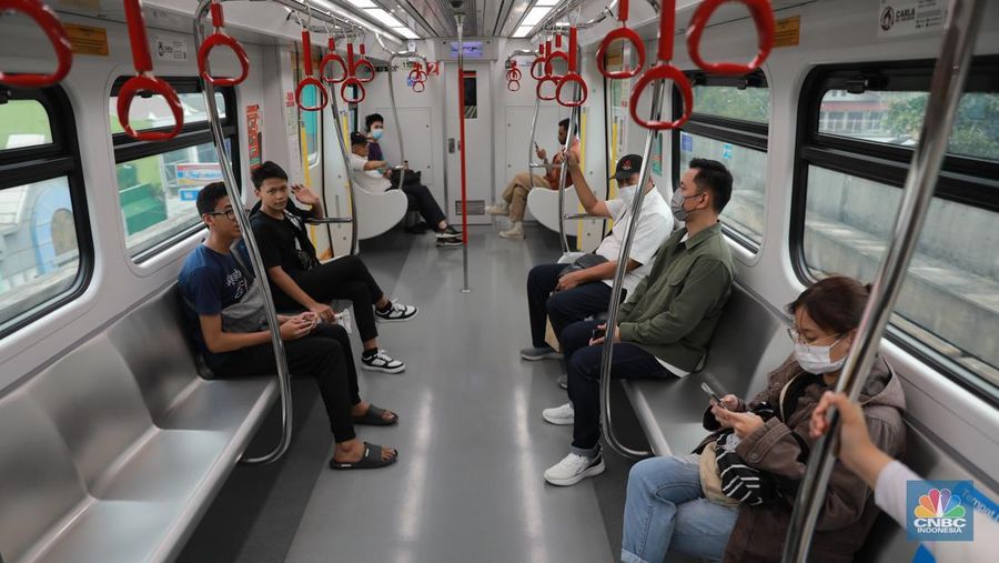 Transportasi umum dari TransJakarta MRT hingga LRT turun menjadi Rp1 pada 22 Juni 2023. (CNBC Indonesia/Muhammad Sabki)