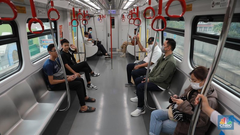 Transportasi umum dari TransJakarta MRT hingga LRT turun menjadi Rp1 pada 22 Juni 2023. (CNBC Indonesia/Muhammad Sabki)