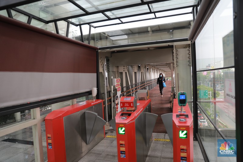 Transportasi umum dari TransJakarta MRT hingga LRT turun menjadi Rp1 pada 22 Juni 2023. Transportasi umum dari TransJakarta MRT hingga LRT turun menjadi Rp1 pada 22 Juni 2023. (CNBC Indonesia/Muhammad Sabki)