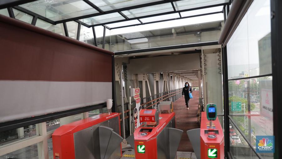 Transportasi umum dari TransJakarta MRT hingga LRT turun menjadi Rp1 pada 22 Juni 2023. (CNBC Indonesia/Muhammad Sabki)