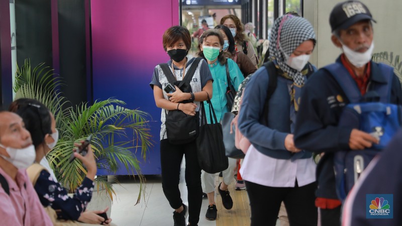 Transportasi umum dari TransJakarta MRT hingga LRT turun menjadi Rp1 pada 22 Juni 2023. (CNBC Indonesia/Muhammad Sabki)