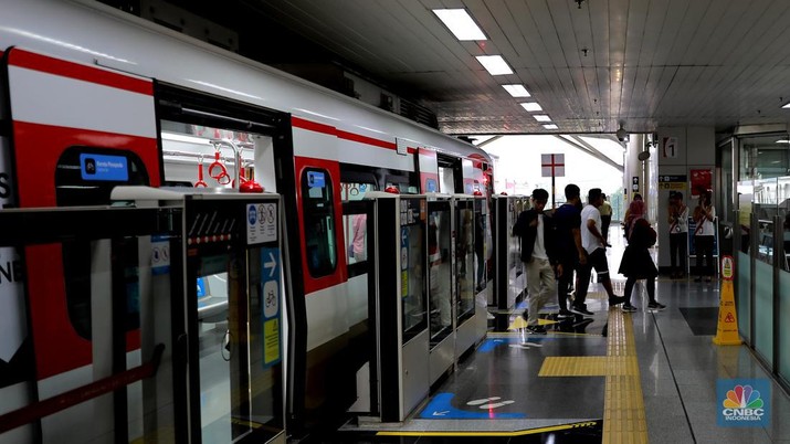 Transportasi umum dari TransJakarta MRT hingga LRT turun menjadi Rp1 pada 22 Juni 2023. (CNBC Indonesia/Muhammad Sabki)