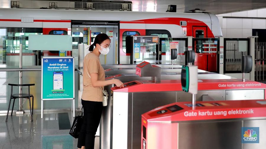 Transportasi umum dari TransJakarta MRT hingga LRT turun menjadi Rp1 pada 22 Juni 2023. (վ/Muhammad Sabki)