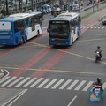 Transportasi umum dari TransJakarta MRT hingga LRT turun menjadi Rp1 pada 22 Juni 2023. (CNBC Indonesia/Muhammad Sabki)
