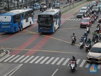 Transportasi umum dari TransJakarta MRT hingga LRT turun menjadi Rp1 pada 22 Juni 2023. (CNBC Indonesia/Muhammad Sabki)