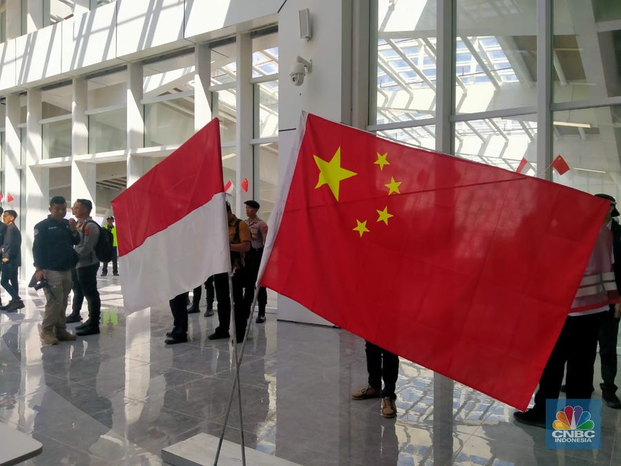 Bendera China Indonesia berdampingan di Stasiun Kereta Cepat Tegalluar.