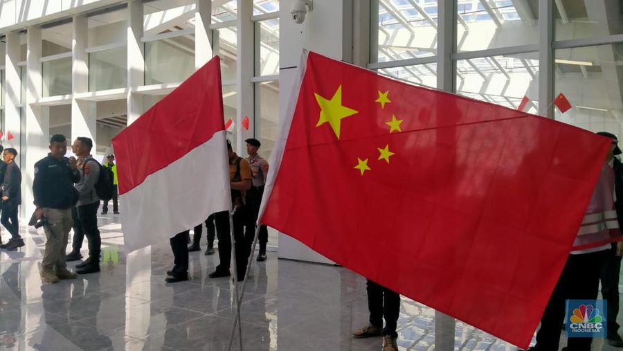 Bendera China Indonesia berdampingan di Stasiun Kereta Cepat Tegalluar. (CNBC Indonesia/Wiji Nurhayat)