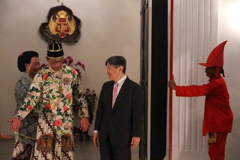 Kaisar Jepang Naruhito saat melakukan kunjungan ke Keratoton Yogyakarta, Indonesia, Rabu (21/6/2023) malam. Kaisar Jepang Naruhito saat melakukan kunjungan ke Keratoton Yogyakarta, Indonesia, Rabu (21/6/2023) malam. (AP Photo/Slamet Riyadi)