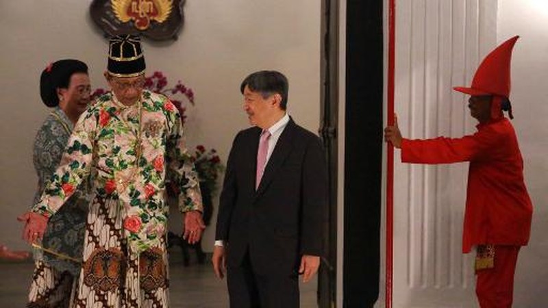 Kaisar Jepang Naruhito saat melakukan kunjungan ke Keratoton Yogyakarta, Indonesia, Rabu (21/6/2023) malam. (AP Photo/Slamet Riyadi)