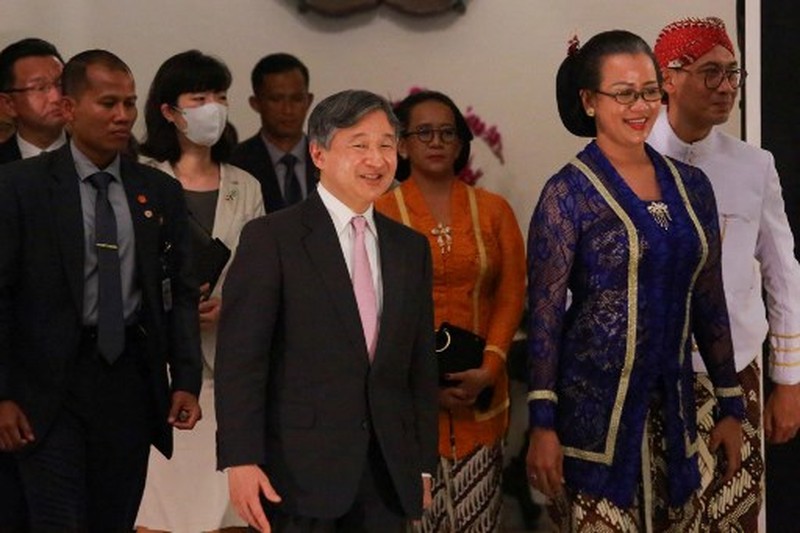 Kaisar Jepang Naruhito saat melakukan kunjungan ke Keratoton Yogyakarta, Indonesia, Rabu (21/6/2023) malam. Kaisar Jepang Naruhito saat melakukan kunjungan ke Keratoton Yogyakarta, Indonesia, Rabu (21/6/2023) malam. (AP Photo/Slamet Riyadi)