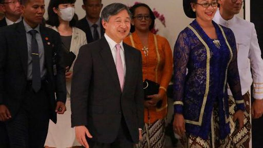 Kaisar Jepang Naruhito saat melakukan kunjungan ke Keratoton Yogyakarta, Indonesia, Rabu (21/6/2023) malam. (AP Photo/Slamet Riyadi)