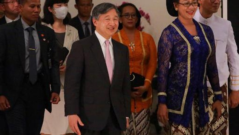 Kaisar Jepang Naruhito saat melakukan kunjungan ke Keratoton Yogyakarta, Indonesia, Rabu (21/6/2023) malam. (AP Photo/Slamet Riyadi)