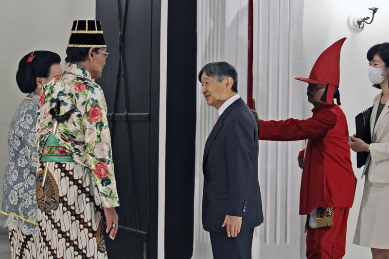 Kaisar Jepang Naruhito saat melakukan kunjungan ke Keratoton Yogyakarta, Indonesia, Rabu (21/6/2023) malam. (AP Photo/Slamet Riyadi)