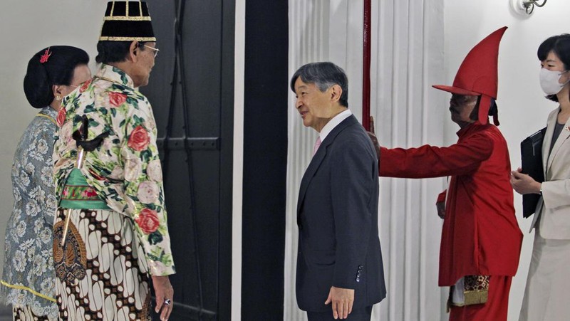 Kaisar Jepang Naruhito saat melakukan kunjungan ke Keratoton Yogyakarta, Indonesia, Rabu (21/6/2023) malam. (AP Photo/Slamet Riyadi)