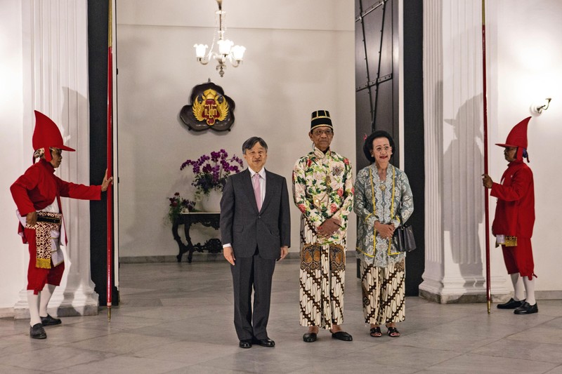 Kaisar Jepang Naruhito saat melakukan kunjungan ke Keratoton Yogyakarta, Indonesia, Rabu (21/6/2023) malam. (AP Photo/Slamet Riyadi)