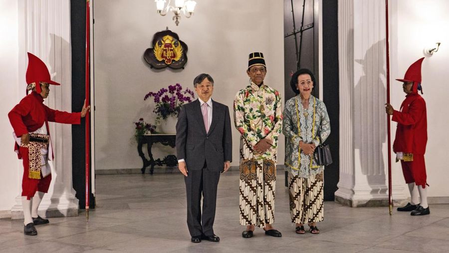 Kaisar Jepang Naruhito saat melakukan kunjungan ke Keratoton Yogyakarta, Indonesia, Rabu (21/6/2023) malam. (AP Photo/Slamet Riyadi)