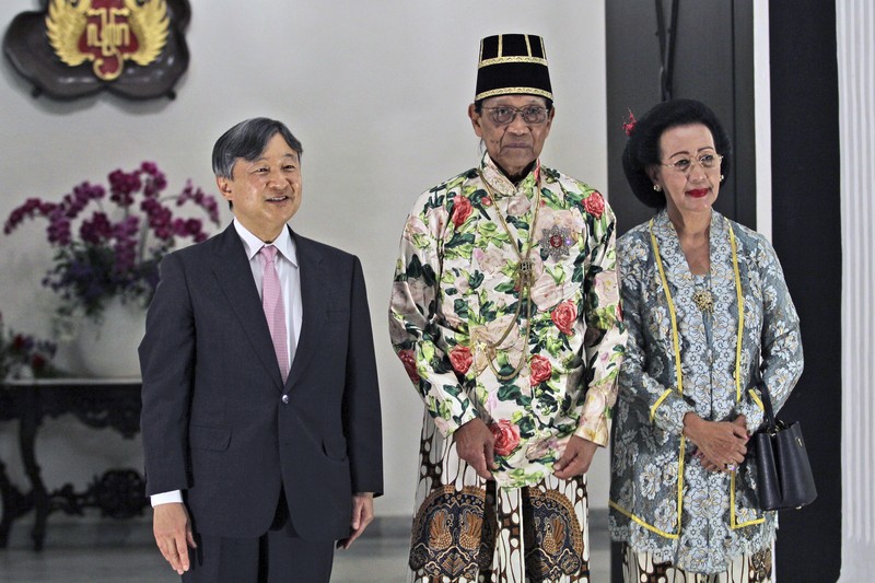 Kaisar Jepang Naruhito saat melakukan kunjungan ke Keratoton Yogyakarta, Indonesia, Rabu (21/6/2023) malam. Kaisar Jepang Naruhito saat melakukan kunjungan ke Keratoton Yogyakarta, Indonesia, Rabu (21/6/2023) malam. (AP Photo/Slamet Riyadi)