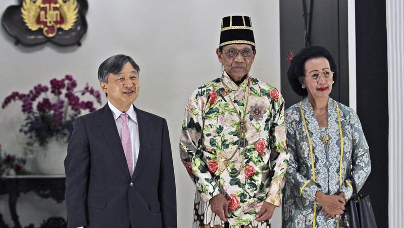 Kaisar Jepang Naruhito saat melakukan kunjungan ke Keratoton Yogyakarta, Indonesia, Rabu (21/6/2023) malam. (AP Photo/Slamet Riyadi)