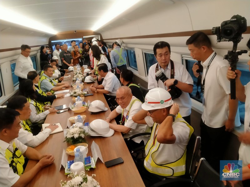 Menko Marves Luhut Binsar Pandjaitan, Menhub Budi Karya, dan Gubernur Jabar Ridwan Kamil naik LRT Jabodebek. (CNBC Indonesia/Wiji Nurhayat) Menko Marves Luhut Binsar Pandjaitan, Menhub Budi Karya, dan Gubernur Jabar Ridwan Kamil naik LRT Jabodebek. (CNBC Indonesia/Wiji Nurhayat)