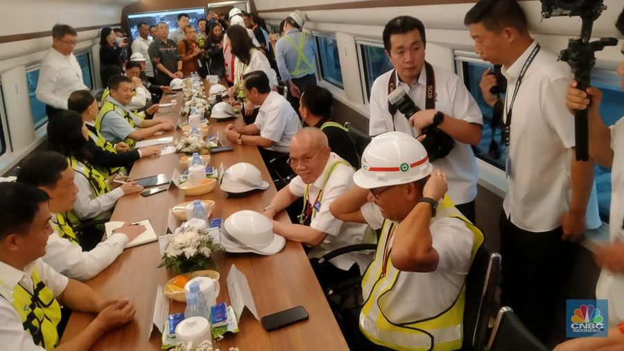 Menko Marves Luhut Binsar Pandjaitan, Menhub Budi Karya, dan Gubernur Jabar Ridwan Kamil naik LRT Jabodebek. (CNBC Indonesia/Wiji Nurhayat)