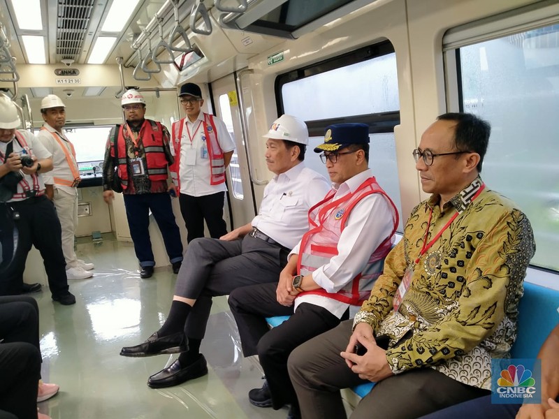 Menko Marves Luhut Binsar Pandjaitan, Menhub Budi Karya, dan Gubernur Jabar Ridwan Kamil naik LRT Jabodebek. (CNBC Indonesia/Wiji Nurhayat)