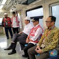 Pagi-Pagi Luhut Jajal Naik LRT, Menhub & Ridwan Kamil Ikutan