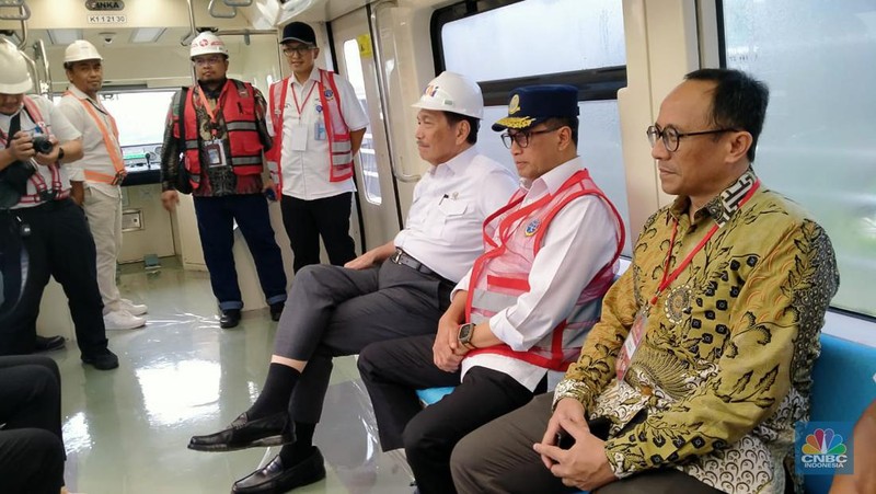 Menko Marves Luhut Binsar Pandjaitan, Menhub Budi Karya, dan Gubernur Jabar Ridwan Kamil naik LRT Jabodebek. (CNBC Indonesia/Wiji Nurhayat)