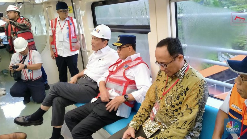Menko Marves Luhut Binsar Pandjaitan, Menhub Budi Karya, dan Gubernur Jabar Ridwan Kamil naik LRT Jabodebek. (CNBC Indonesia/Wiji Nurhayat)