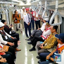 Canggih! Luhut Jajal LRT Tanpa Masinis, Kereta Jalan Sendiri!