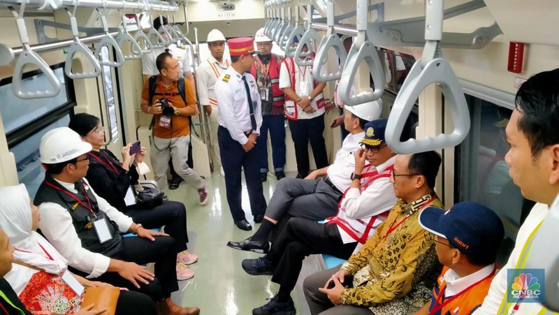 Menko Marves Luhut Binsar Pandjaitan, Menhub Budi Karya, dan Gubernur Jabar Ridwan Kamil naik LRT Jabodebek. (CNBC Indonesia/Wiji Nurhayat)