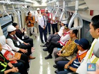 Canggih! Luhut Jajal LRT Tanpa Masinis, Kereta Jalan Sendiri!