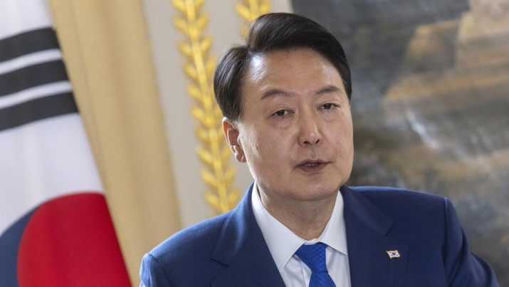 Presiden Korea Selatan Yoon Suk Yeol berbicara selama konferensi pers bersama dengan Presiden Prancis Emmanuel Macron di istana Elysee di Paris, Selasa, 20 Juni 2023. (Christophe Petit Tesson, Pool via AP)