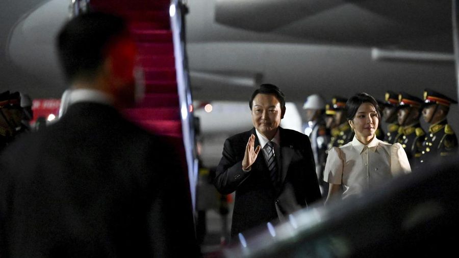 Presiden Korea Selatan Yoon Suk Yeol dan istrinya Kim Keon-hee tiba di Bandara Internasional Ngurah Rai di Bali, Indonesia, Minggu, 13 November 2022. Presiden Yoon Suk Yeol berencana menghadiri pertemuan puncak G20 di Nusa Dua. (File Foto - Sonny Tumbelaka/Pool Photo via AP)
