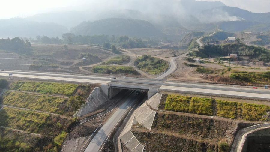 PT Wijaya Karya (Persero) Tbk (WIKA) tengah mempercepat pembangunan 25 proyek strategis nasional. Di antaranya pada segmen jalan tol, bendungan, dan industrial plant yang tersebar di Indonesia.