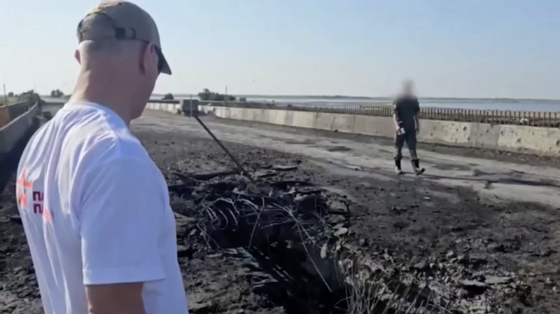Sebuah pemandangan menunjukkan jembatan Chonhar yang rusak yang menghubungkan bagian wilayah Kherson Ukraina yang dikuasai Rusia ke semenanjung Krimea, mengikuti apa yang dikatakan pejabat yang ditunjuk Rusia sebagai serangan rudal Ukraina, dalam gambar ini dirilis 22 Juni 2023. Sebuah pemandangan menunjukkan jembatan Chonhar yang rusak yang menghubungkan bagian wilayah Kherson Ukraina yang dikuasai Rusia ke semenanjung Krimea, mengikuti apa yang dikatakan pejabat yang ditunjuk Rusia sebagai serangan rudal Ukraina, dalam gambar ini dirilis 22 Juni 2023. (Russian-installed leader of the Kherson region Vladimir Saldo via Telegram/Handout via REUTERS)