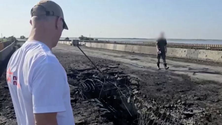 Sebuah pemandangan menunjukkan jembatan Chonhar yang rusak yang menghubungkan bagian wilayah Kherson Ukraina yang dikuasai Rusia ke semenanjung Krimea, mengikuti apa yang dikatakan pejabat yang ditunjuk Rusia sebagai serangan rudal Ukraina, dalam gambar ini dirilis 22 Juni 2023. (Russian-installed leader of the Kherson region Vladimir Saldo via Telegram/Handout via REUTERS)