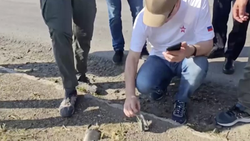 Sebuah pemandangan menunjukkan jembatan Chonhar yang rusak yang menghubungkan bagian wilayah Kherson Ukraina yang dikuasai Rusia ke semenanjung Krimea, mengikuti apa yang dikatakan pejabat yang ditunjuk Rusia sebagai serangan rudal Ukraina, dalam gambar ini dirilis 22 Juni 2023. (Russian-installed leader of the Kherson region Vladimir Saldo via Telegram/Handout via REUTERS)